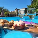 בית נופש Domaine Les Roses Du Vieux Chai Doué-la-Fontaine
